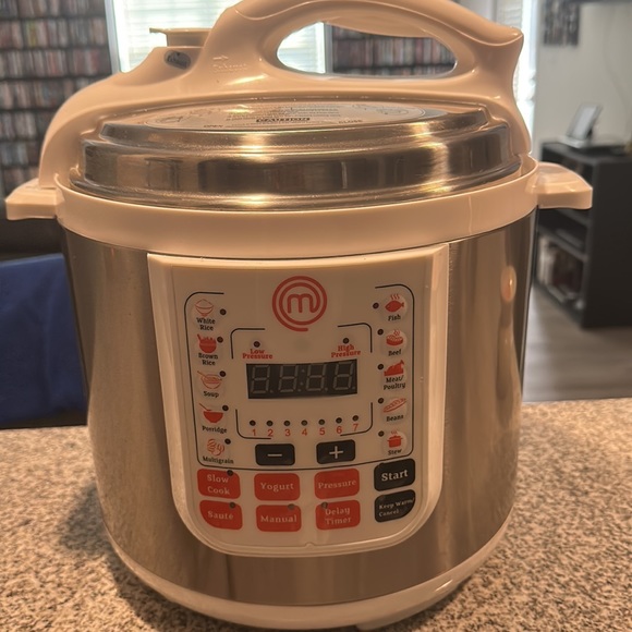 brand new with booklet instapot - Picture 4 of 4